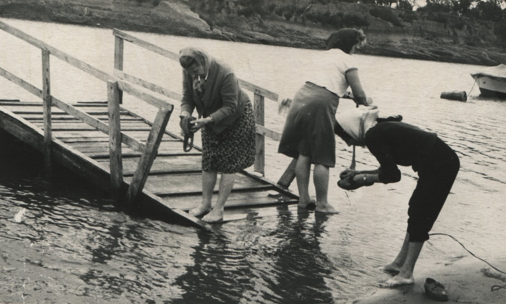 Стирка на Днестре, 1962 год, Молдавская ССР, г. Вадул-луй Водэ. Выставка «Советская Молдавия» с этой фотографией.