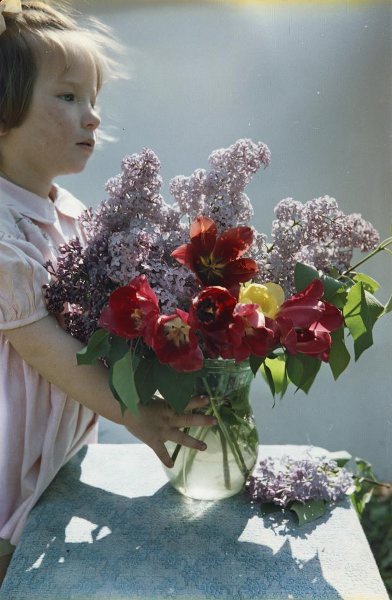 Девочка с цветами, 1965 - 1970. Выставка «Язык цветов» с этой фотографией.
