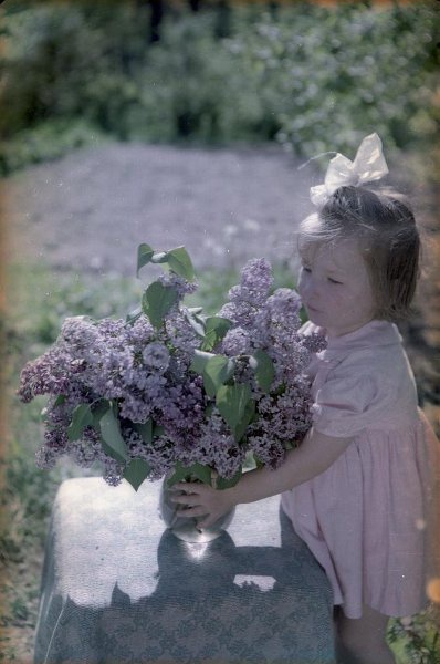 Девочка с сиренью, 1965 - 1970. Выставка «Язык цветов» с этой фотографией.