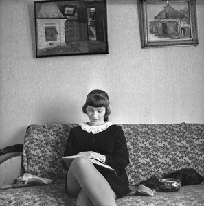 Читающая девушка, 1970-е. Внучка фотографа Светлана Шагина.
