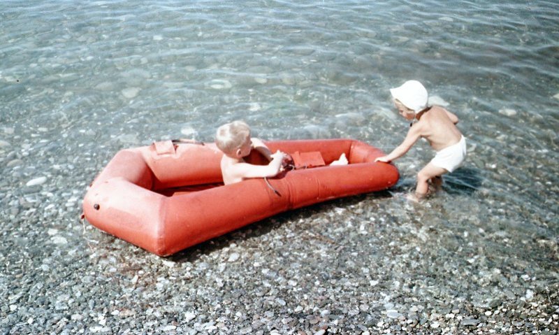 Дети на пляже, 1963 - 1965, Ставропольский край, г. Железноводск. Выставка «Лето 1960-х» с этой фотографией.