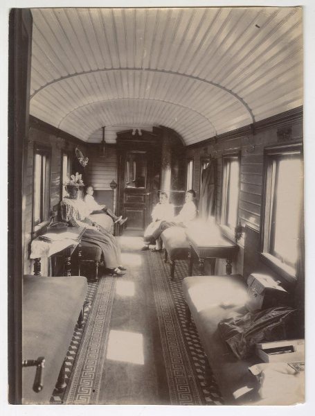 В вагоне поезда, 1897 - 1898