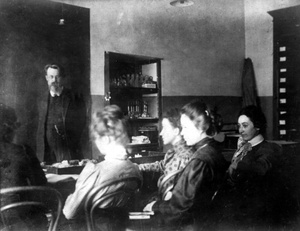 Высшие женские курсы, 1905 - 1906, г. Москва. Владимир Иванович Вернадский,&nbsp;Анна Болеславовна Миссуна, Вера Александровна Варсанофьева.Выставка «Личное дело: женщины в образовании и науке России» с этой фотографией.