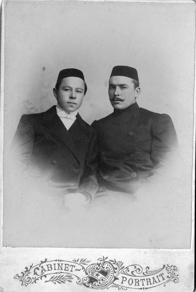 Абдурахман Довлетшивич Максютов с братом, 1900 - 1910. Выставка «Дореволюционная Россия: сестры и братья» с этой фотографией.
