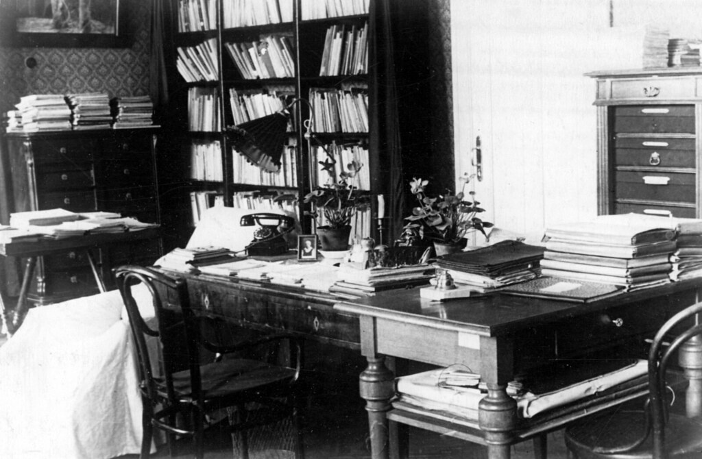 Кабинет Владимира Ивановича Вернадского в его квартире, 1936 год, г. Москва. Выставка «Академик Владимир Вернадский» с этой фотографией.