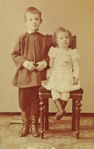 «Моя бабушка Гаврилова Мария Николаевна (в девичестве Головщикова) со своим братом Михаилом в детстве», 1892 год, г. Иркутск