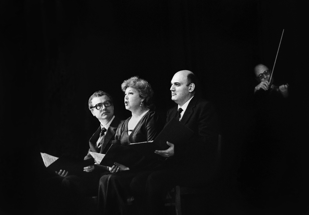 Актеры «Театра на Таганке» в Новосибирске, август 1987, г. Новосибирск. ДК Железнодорожников. Юрий Смирнов, Игорь Петров, Лев Штейнрайх.Видео «Театр на Таганке» и выставка «В Новосибирске Сергея Секретарева» с этой фотографией.