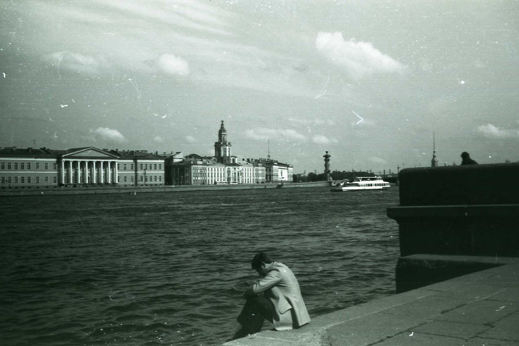 На Адмиралтейской набережной, 15 июня 1983, г. Ленинград. Выставка «Невский проспект вернул свое имя» с этой фотографией.