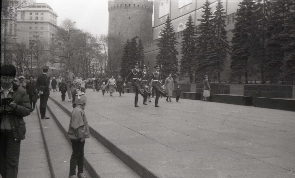 У Могилы Неизвестного Солдата, 30 апреля 1991, г. Москва. 
