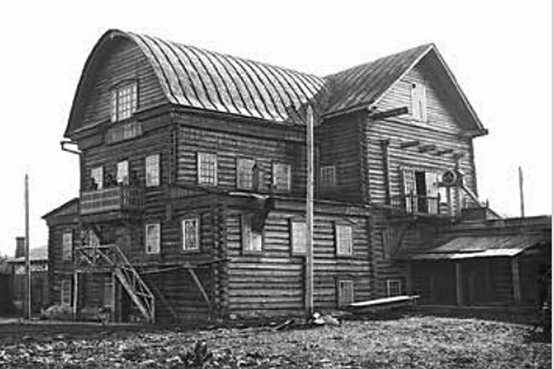 Мельница Пашенных в поселке Курагино, 1900 - 1910, Красноярский край, Курагинский р-н, пос. Курагино. Большое влияние на развитие местной про­мышленности оказал Н. П. Пашенных&nbsp;–&nbsp;уроженец Тесинской волости, который после женитьбы на дочери курагинского крестьянина переселяется в село Курагинское, где прожил 49 лет. Н. П. Пашенных строит в 1900 году близ Курагинского паровую крупчаточную мель­ницу, которая вскоре стала крупнейшим в Мину­синском уезде Спасским крупчаточным заводом.
