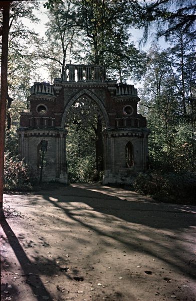 Царицыно. Фигурные (Виноградные) ворота, 1950-е, Московская обл., пгт. Ленино. В 1960 году поселок вошел в состав Москвы.Дворцово-парковый ансамбль. Заложен по повелению императрицы Екатерины II в 1776 году. Находится в ведении музея-заповедника «Царицыно», основанного в 1984 году.&nbsp;