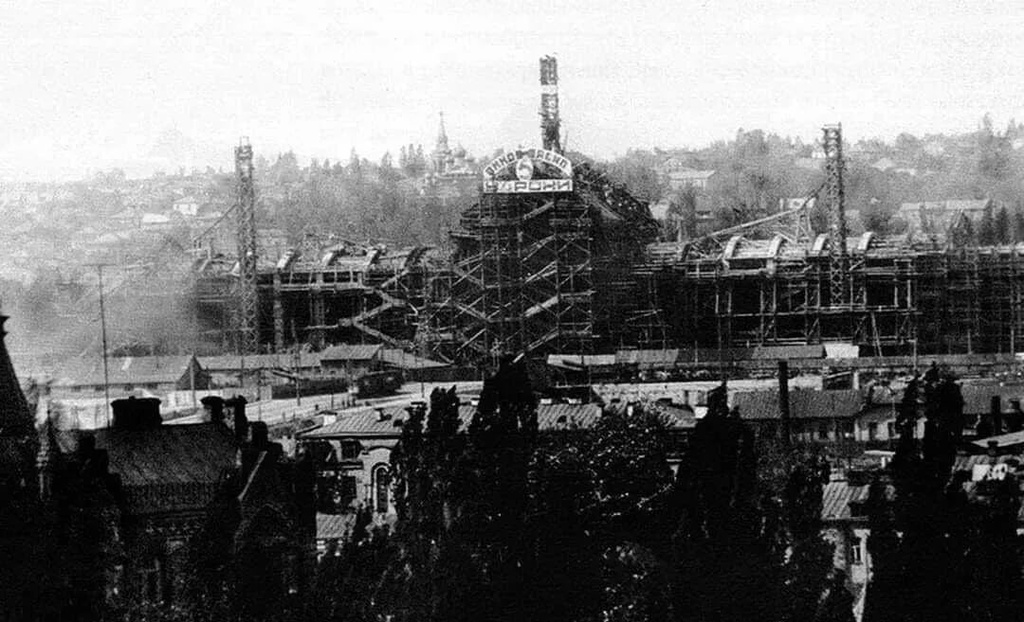 Киев-Пассажирский, 1 мая 1930, г. Киев, Соломенский р-н. Строительство нового здания началось в 7 ноября 1927 года. Произошло это торжественно, ведь именно в этот день исполнялось десять лет восстанию киевских железнодорожников. Проект вокзала утвердили по результатам закрытого конкурса. Прописанные условия были интересные. Например, запрещалось включать в чертежи слишком выделяющиеся башни.Вокзал был окончательно достроен в феврале 1932 года. Истраченные на его возведения деньги были просто огромные по тем временам&nbsp;–&nbsp;13 миллионов рублей.К сожалению, новенький вокзал не долго радовал киевлян и приезжих. Вторая мировая война внесла свои коррективы. Здание вокзала было сильно разрушено в результате бомбардировок и обстрелов.Фотография из архива&nbsp;Михаила&nbsp;Полторакина.&nbsp;