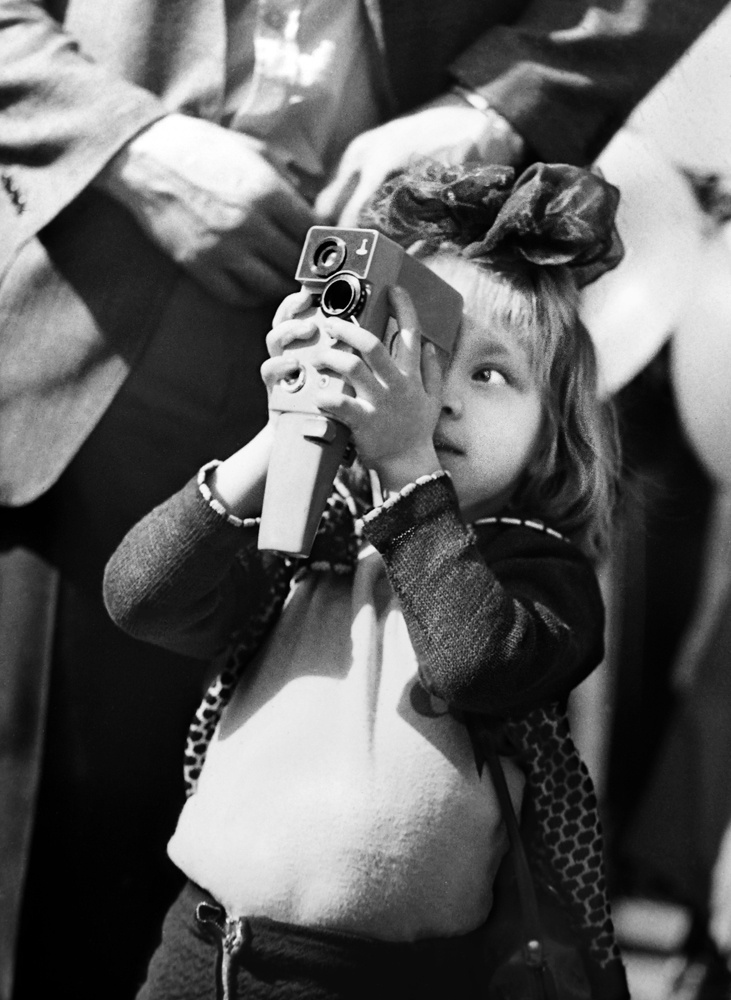 «Репортер». Первомайская демонстрация, 1 мая 1982, г. Новосибирск. Выставка «Фотографии Сергея Секретарева» с этим снимком.