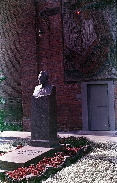 Бюст Я. М. Свердлова на его могиле в некрополе у Кремлевской стены, 1947 - 1949, г. Москва