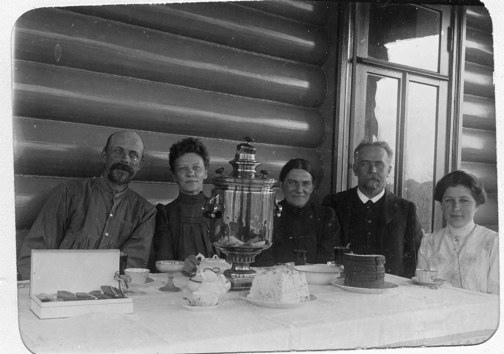 Пасха в доме Воздвиженских, 1900 - 1905, Московская губ., с. Зюзино. Выставка «Светлая седмица» с этой фотографией.
