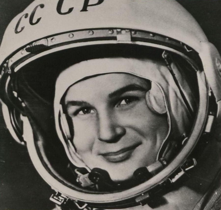 Валентина Владимировна Николаева-Терешкова, 1963 год. В 1963 году Валентина Терешкова, первая женщина-космонавт, совершила одиночный полет в Космос на корабле «Восток-6». В общей сумме полет длился более трех суток. &nbsp;Выставка «Космические минуты» с этой фотографией.