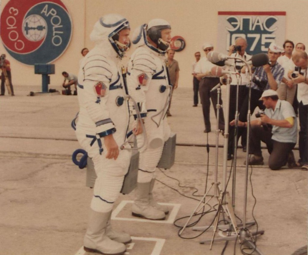 Алексей Архипович Леонов выступает на пресс-конференции «Союз-Аполлон», 1975 год. Выставка «Космические минуты» с этой фотографией.