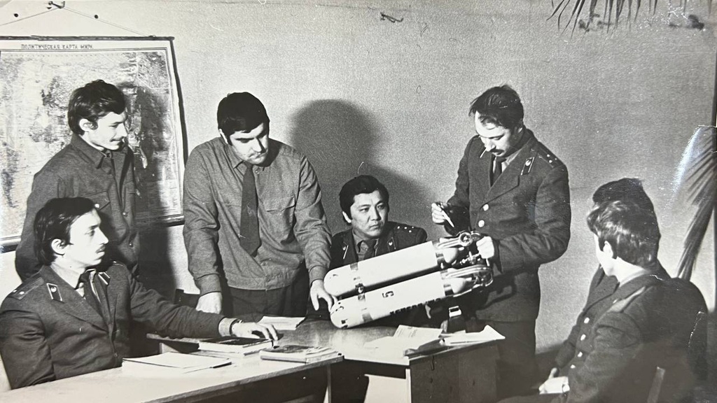 Занятия по ГДЗС, 1986 год, г. Элиста. ГДЗС – газодымозащитная служба.