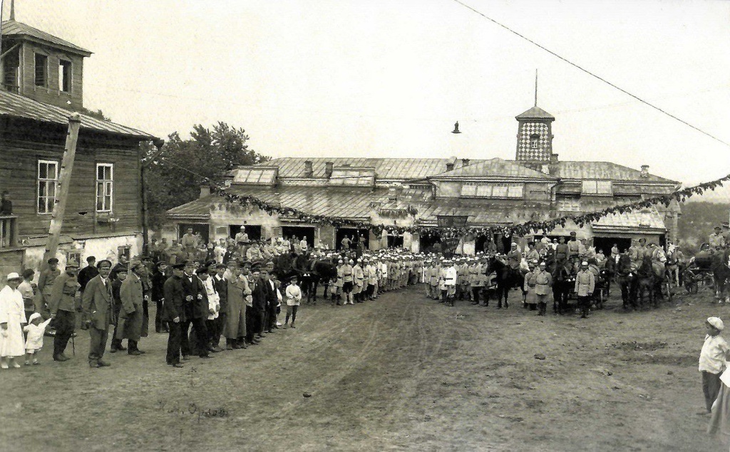 Праздник в 2 пожарной части, 1922 - 1925, Пензенская губ.. 2 пожарная часть имела: 3 автомобиля, 1 трубный ход, 4 бочки, центровой ход, багровый ход, паровую машину, 20 лошадей, команду 62 человека. В городе было еще 2 пожарные части.