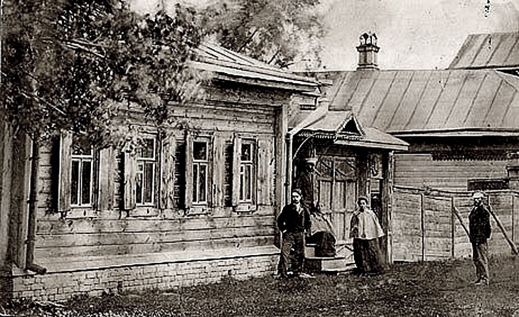 Улица Конторская, дом 8, 1910 - 1915, Рязанская губ., пос. Сапожок. Дом личного почетного гражданина Сапожка Дмитрия Павловича&nbsp;Грязева, он стоит у крыльца.