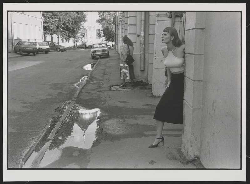 «Соседний переулок», 1999 год, г. Москва. Выставка «На лето – босоножки» с этой фотографией.