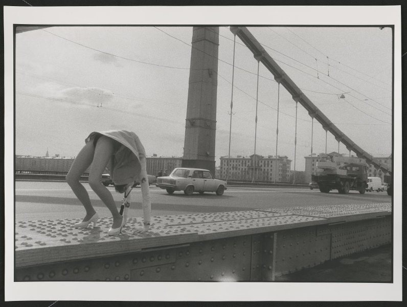 Крымский мост, 1995 год, г. Москва. Выставка «Неформальные таланты» с этой фотографией.