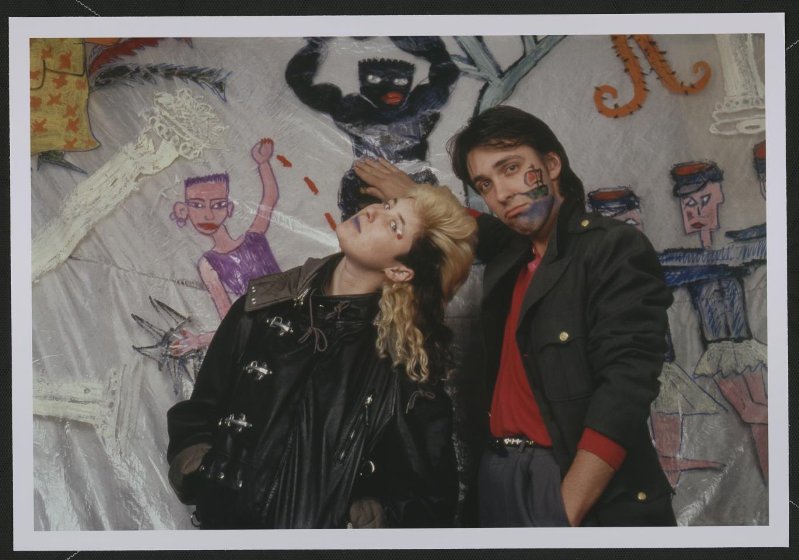 Джоанна Стингрей и Сергей Курехин, 1987 год, г. Ленинград. Выставка «Неформальные таланты» с этой фотографией.