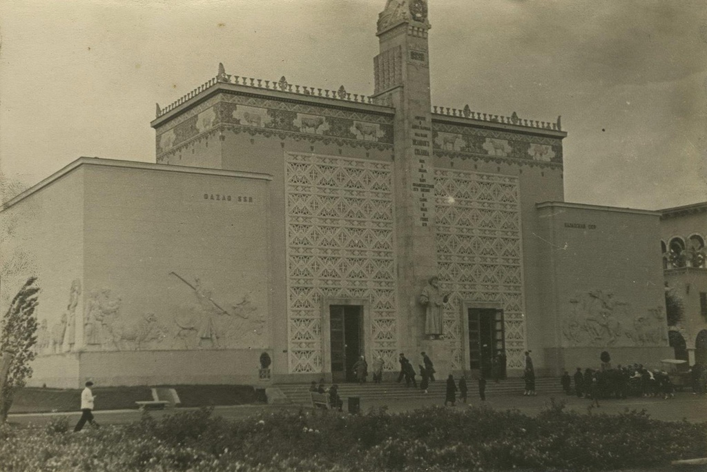 Павильон «Казахская ССР», 1939 - 1941, г. Москва. Из фотоальбома, посвященного ВСХВ.Павильон был перестроен в 1954 году.&nbsp;