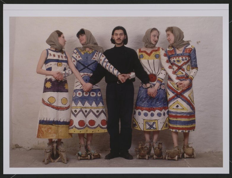 Гоша с четырьмя моделями в костюмах своего дизайна, 1992 год. Художник Гоша Острецов.Выставка «Неформальные таланты» с этой фотографией.