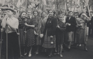 Группа подростков с флагами на демонстрации в Москве, 1950-е, г. Москва