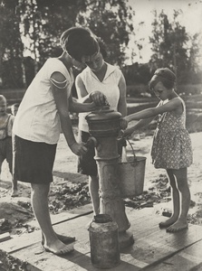 Вновь установленная водопроводная колонка в деревне Лихоборы, 1920-е, г. Москва