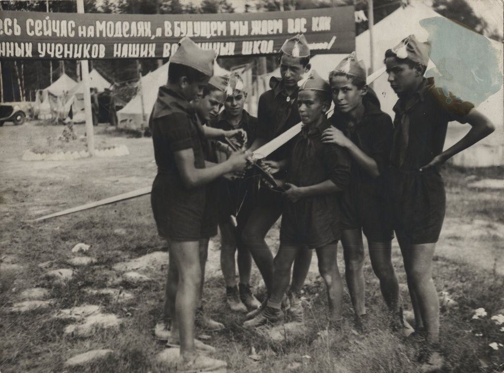 Пионеры с моделью самолета в руках. Пионерский лагерь, 1950-е