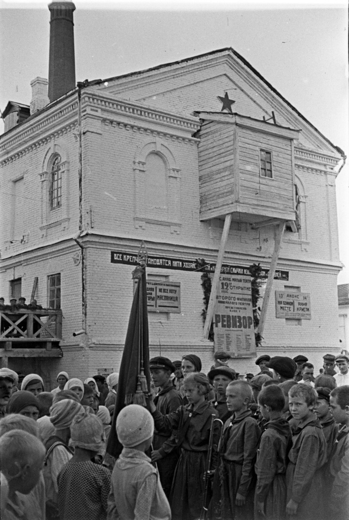 Филиал Малого театра в селе Земетчин, 1934 год, Воронежская обл.. Из коллекции пленочных негативов из архива О. В. Игнатович и Я. А. Бродского.Выставка «Курская и Воронежская» с этой фотографией.