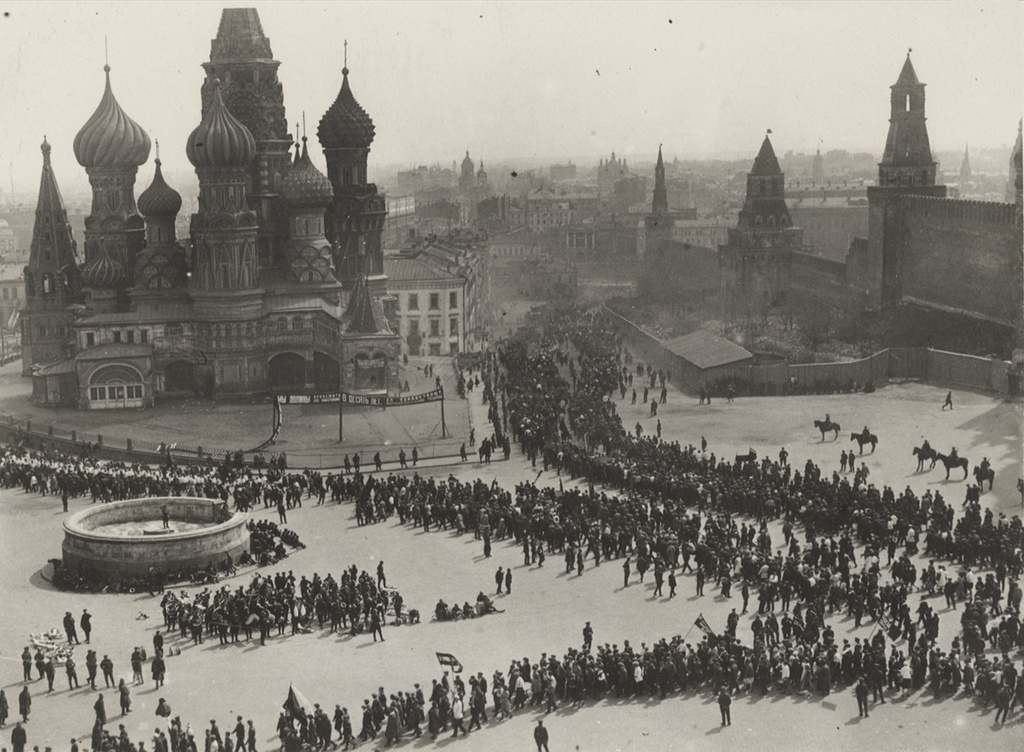 Демонстрация на Красной площади, 1 мая 1931, г. Москва. Выставка «Москва 1930-х из собрания Музея Москвы» с этой фотографией.