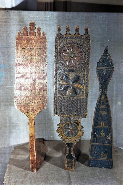Прялки с геометрической резьбой и росписью, 1960-е