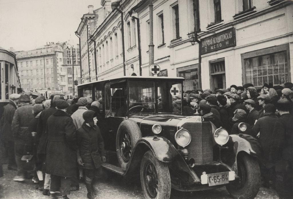 Машина скорой помощи Института имени Склифасовского на выезде, 1932 год, г. Москва