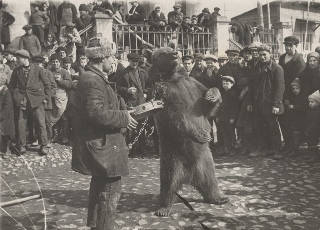 Выступление с медведем, апрель 1930, г. Москва. Выставка «Шедевры неизвестных авторов» с этой фотографией.