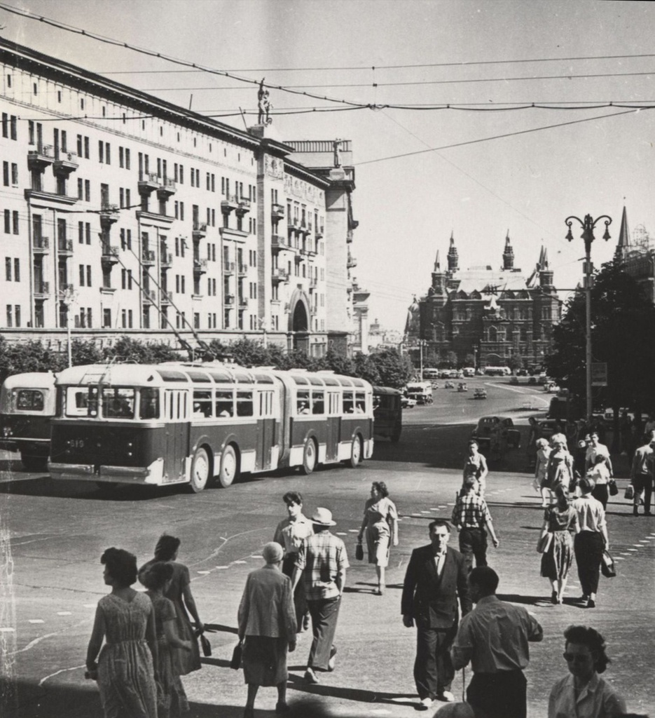 На улице Горького, июнь 1961, г. Москва. Выставка «Москва в объективе Наума Грановского» с этой фотографией.