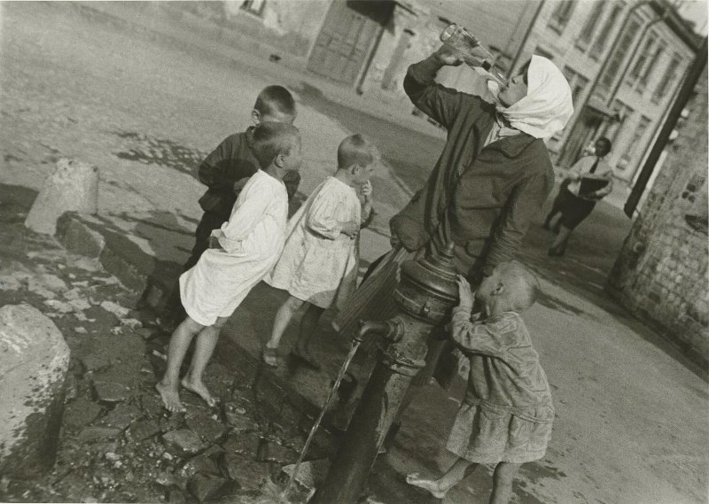 У водопроводной колонки, 1932 год, г. Москва