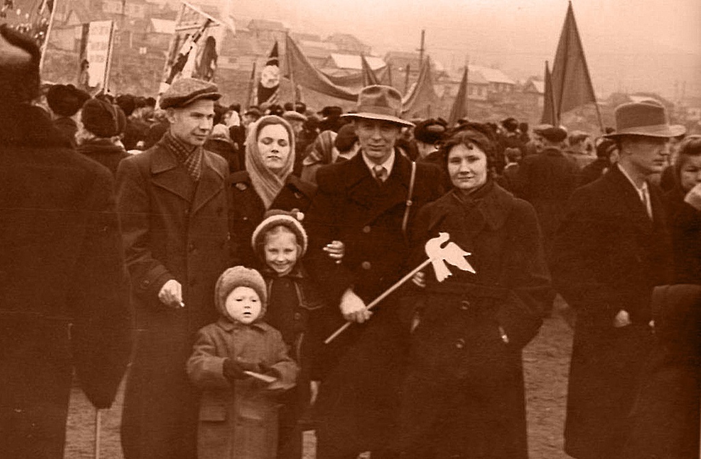 На демонстрации 7 ноября в Петропавловске-Камчатском, 7 ноября 1960, Камчатская обл., г. Петропавловск-Камчатский. На фото запечатлены слева-направо: Николай Скляров, Зинаида Склярова, Петр Кныш, Лидия&nbsp;Носова и дети Оля&nbsp;Носова и Дима Кныш.Фотография из архива Зои Владимировны Медведевой.