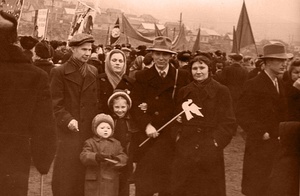 На демонстрации 7 ноября в Петропавловске-Камчатском, 7 ноября 1960, Камчатская обл., г. Петропавловск-Камчатский. На фото запечатлены слева-направо: Николай Скляров, Зинаида Склярова, Петр Кныш, Лидия&nbsp;Носова и дети Оля&nbsp;Носова и Дима Кныш.Фотография из архива Зои Владимировны Медведевой.