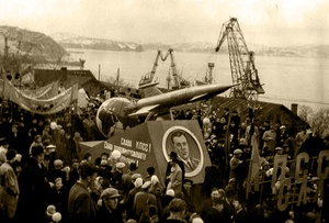 Камчатская первомайская демонстрация, 1 мая 1961, г. Петропавловск-Камчатский. Фотография из архива Зои Владимировны Медведевой.