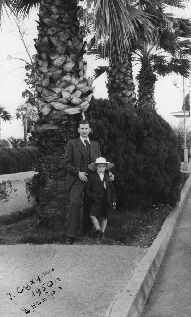 Фотограф Борис Косарев с сыном Сашей в Сухуми, 8 ноября 1950, Абхазская АССР, г. Сухуми. Выставка «Советские курортники» с этой фотографией.
