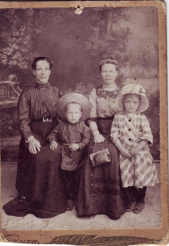 Жители деревни Фелово. Наталья Федоровна Навагина (слева), 1915 - 1916, Архангельская губ.,  Холмогорский у., д. Фелово. Архив Ивана Александровича Навагина.