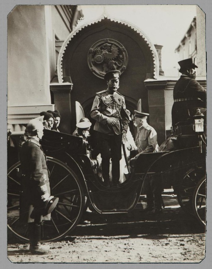 Император Николай II у палат бояр Романовых, 1913 год, г. Москва. &nbsp;Выставка «От Земского приказа до музейного комплекса» с этой фотографией.