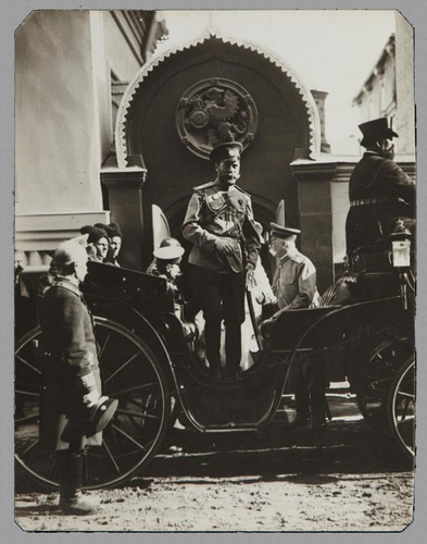 Император Николай II у палат бояр Романовых, 1913 год, г. Москва