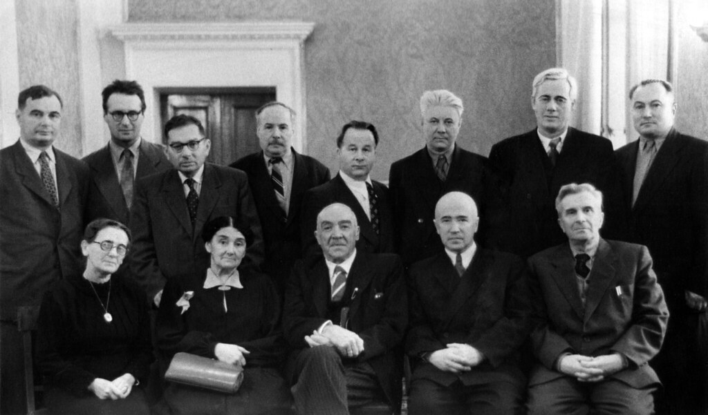 Групповой портрет, 22 сентября 1964. Верхний ряд: Глеб Дмитриевич Ажгирей, Евгений Евгеньевич Милановский, Виктор Ефимович Хаин, Матвеев, Е. П. Шаталов, Евгений Михайлович Сергеев, А. А. Богданов, Л. Рогозин. Нижний ряд: неизвестная, Вера Александровна Варсанофьева, С. Бубнов, Г. И. Понуговский, Николай Сергеевич Шатский.