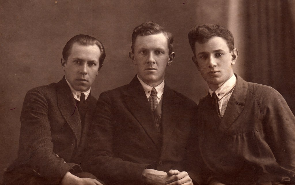 Групповой портрет, 19 апреля 1931. Первый слева – Александр Яншин, третий –&nbsp;Всеволод Вахрамеев.