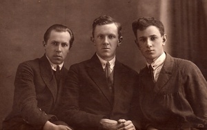 Групповой портрет, 19 апреля 1931. Первый слева – Александр Яншин, третий –&nbsp;Всеволод Вахрамеев.