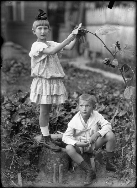 Фото "Мальчик и девочка", 1921 - 1935 - История России в фотографиях